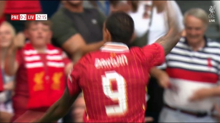 努涅斯单刀破门，随后连做两个若塔经典庆祝动作，悼念队友