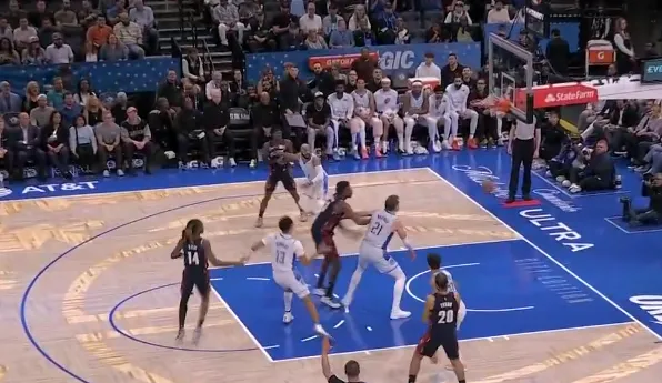 开云APP-哈登运球干拔三分再中，开局3中3连砍8分3助攻