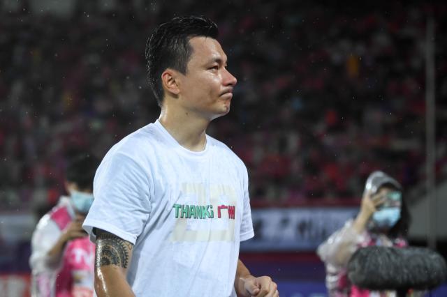 郜林穿“THANK！广州”衣服谢球迷 称广州踢得更主动